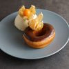 Dessert med donuts og is