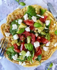 Æggevaffel med tomatsalat