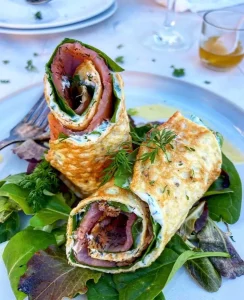 Æggewraps med laks, spinat og flødeostcreme