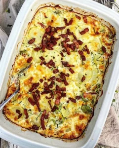 Alt i ét kartoffelfad med porrer, skinke og bacon