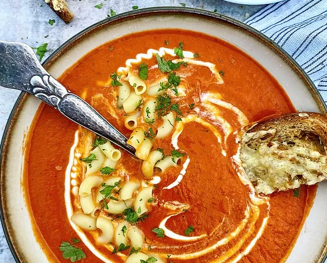 Bagt tomatsuppe med pastaer og sprøde ostebrød