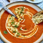 Bagt tomatsuppe med pastaer og sprøde ostebrød