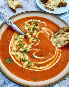 Bagt tomatsuppe med pastaer og sprøde ostebrød