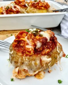 Bagte kartofler med krydret kyllingefyld, jalapenos og mozzarella