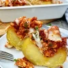 Bagte kartofler med krydret kyllingefyld, jalapenos og mozzarella