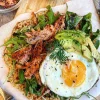 Blomkålsvafler med laks, spejlæg og avocado