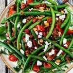 Bønnesalat med bacon, tomater og grønne linser