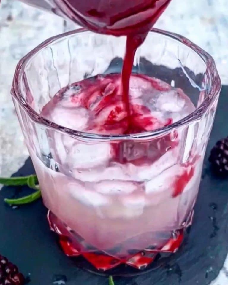 Den smukkeste cocktail til fester og hygge – Sådan laver du Bramble med et boblende twist af Asti