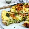 Broccolitærte med hytteost og bacon