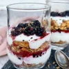 Brombærtrifli med digestive, lakrids og skyr