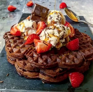 Brownievafler med is og bær