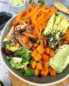 Buddha bowl med bagte søde kartofler, laks og avocadodip