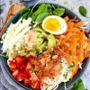 Buddha bowl med nudler, laks, æg og peanutbutterdressing