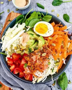 Buddha bowl med nudler, laks, æg og peanutbutterdressing