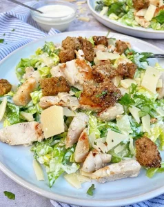 Cæsarsalat med hjemmelavede croutoner og cremefraichedressing