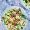 Cæsarsalat med hjemmelavede croutoner og cremefraichedressing