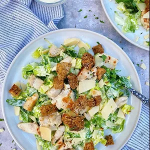 Cæsarsalat med hjemmelavede croutoner og cremefraichedressing