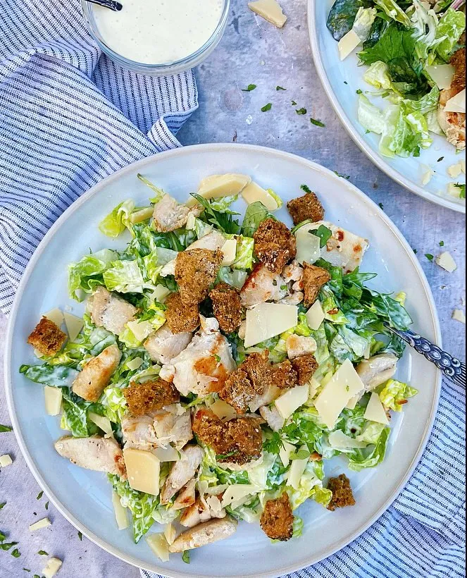 Cæsarsalat med hjemmelavede croutoner og cremefraichedressing
