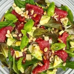 Carpaccio med avocado, parmesan og pinjekerner