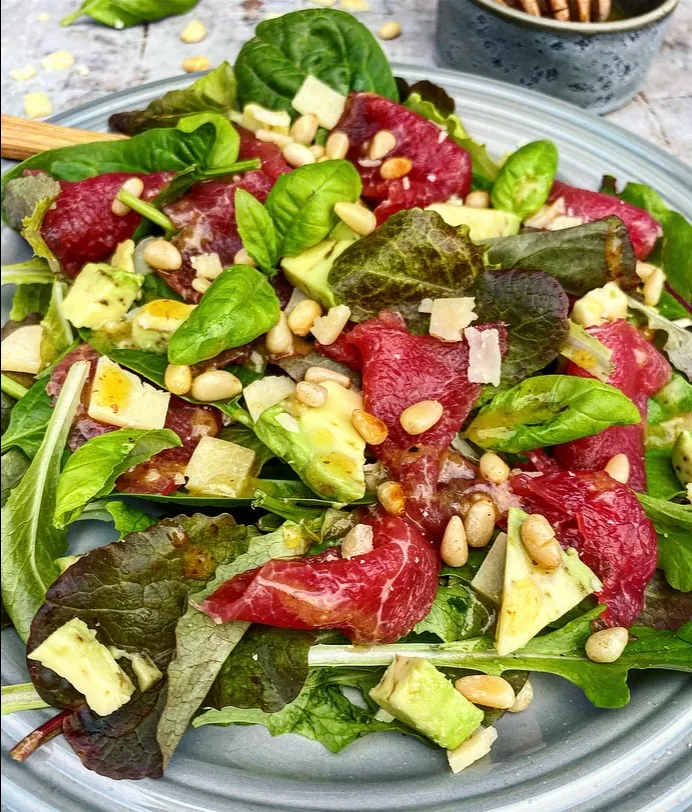 Carpaccio med avocado, parmesan og pinjekerner1