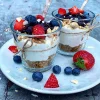 Cheesecake i glas med bærkompot og friske bær