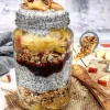 Chiagrød med æblekompot, granola og bærsovs