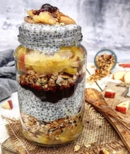 Chiagrød med æblekompot, granola og bærsovs