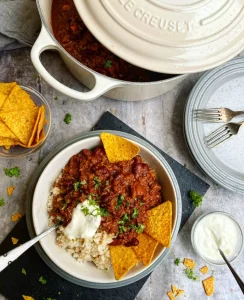Chili con carne med ris, nachos og creme fraiche