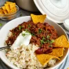 Chili con carne med ris, nachos og creme fraiche