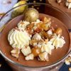 Chokoladebaileys moussé med hvid chokomoussé og krokant
