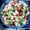 Cremet blomkålssalat med broccoli, æbler, tranebær og bacon