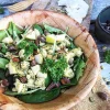 Cremet blomkålssalat med pestodressing, avocado, æble og salte mandler