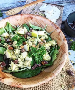 Cremet blomkålssalat med pestodressing, avocado, æble og salte mandler