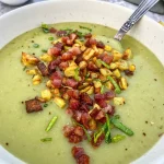 Cremet grøn suppe med kål, porrer og sprød topping