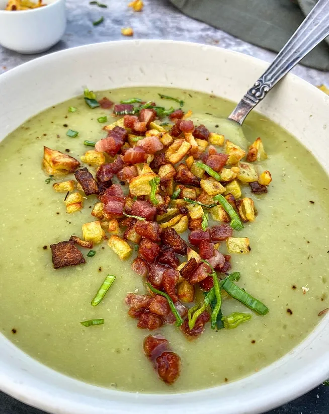 Cremet grøn suppe med kål, porrer og sprød topping