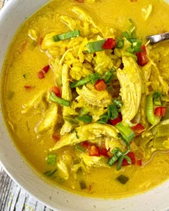 Cremet karrysuppe med kylling, ris, porrer og peberfrugt