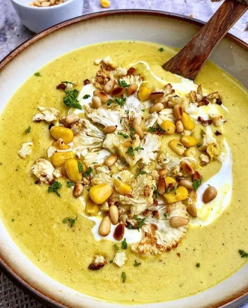 Cremet majssuppe med bagte blomkål og kartofler