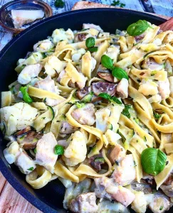 Cremet pastaret med kylling, blomkål og squash