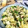 Cremet pastaret med kylling, grønkål og hasselnødder