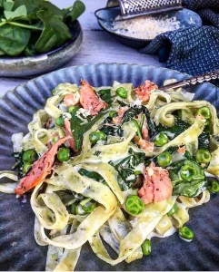 Cremet pastaret med laks og spinat