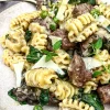 Cremet pastaret med oksekød, svampe og spinat