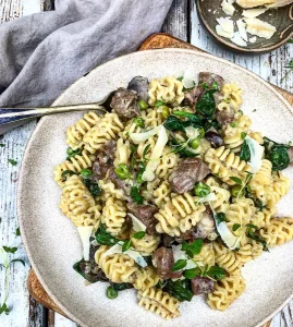 Cremet pastaret med oksekød, svampe og spinat