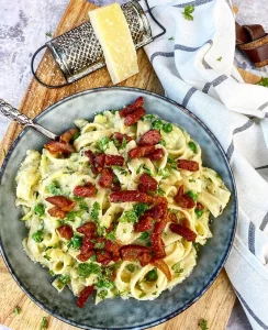 Cremet pastaret med squash, ærter og bacon