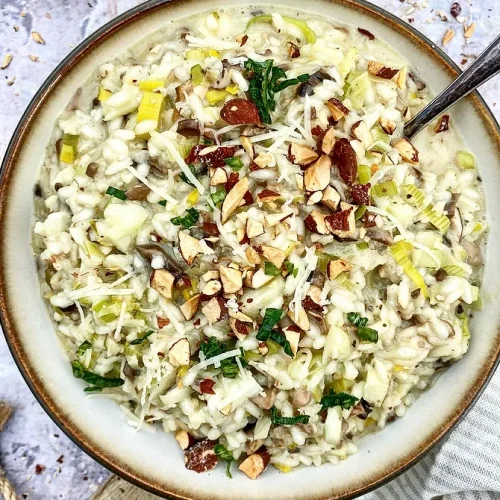 Cremet risotto med champignon, blomkål, porrer og saltede mandler1