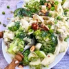 Cremet salat med spidskål, broccoli, pærer og ærter