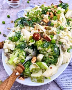 Cremet salat med spidskål, broccoli, pærer og ærter