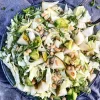 Cremet spidskålssalat med avocado og pærer
