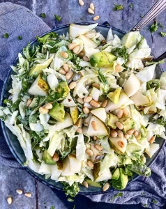 Cremet spidskålssalat med avocado og pærer