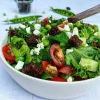Dansk salat med rugbrødscroutoner