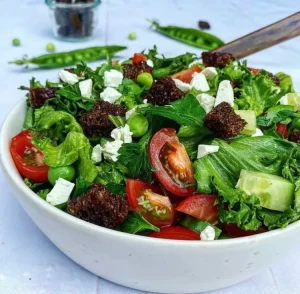 Dansk salat med rugbrødscroutoner